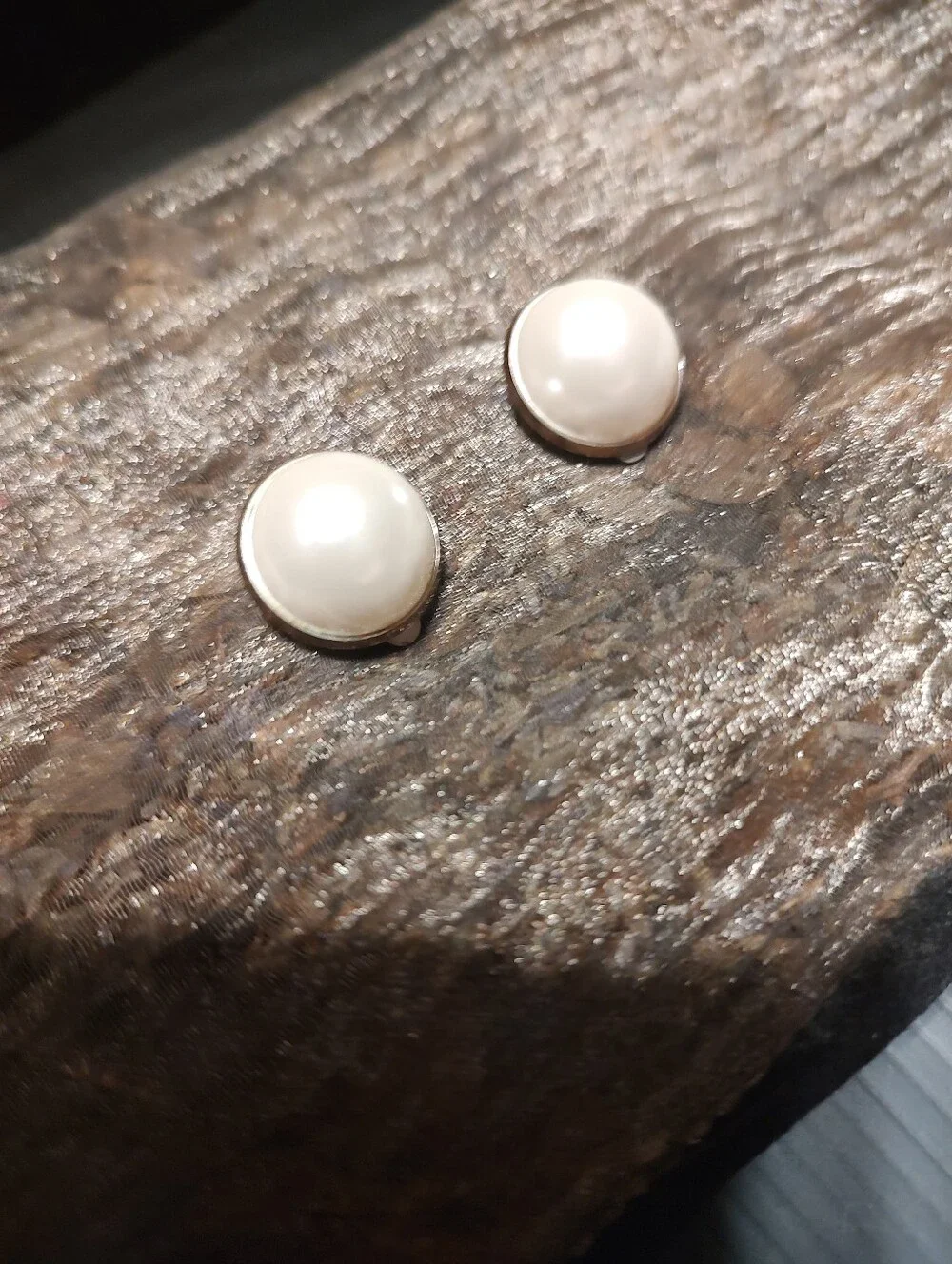 🍒🤍🍒 Timeless Retro Style Cream Ivory Domed Faux Pearl & Gold Earrings